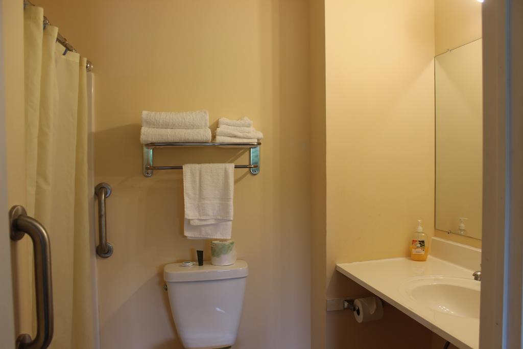 Berkshire Travel Lodge Canaan Exterior photo