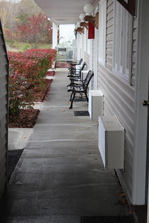 Berkshire Travel Lodge Canaan Exterior photo