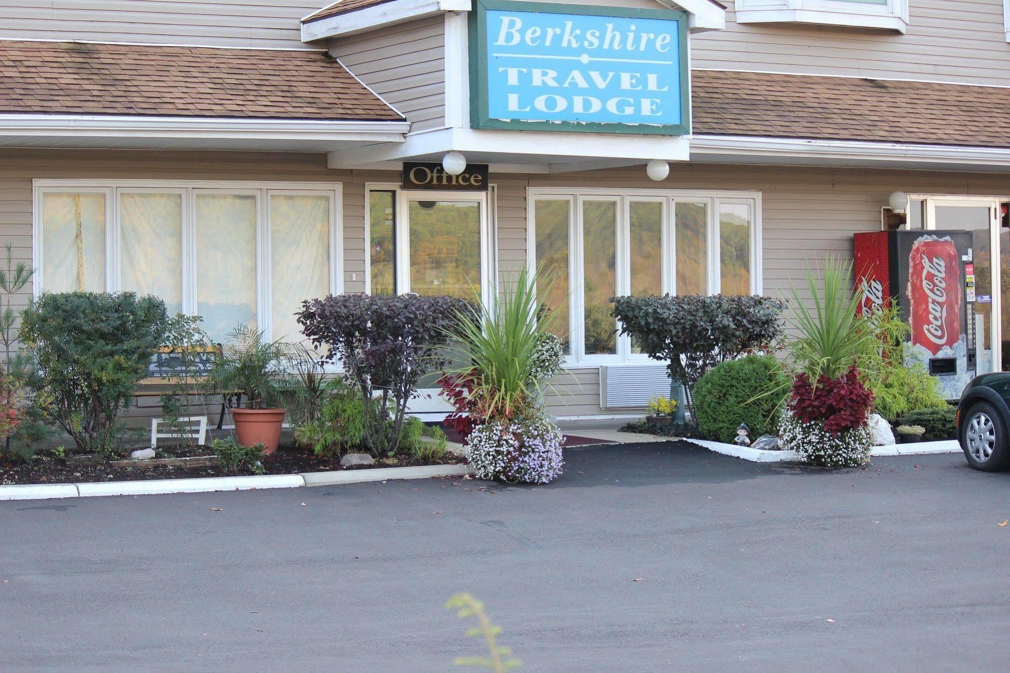 Berkshire Travel Lodge Canaan Exterior photo