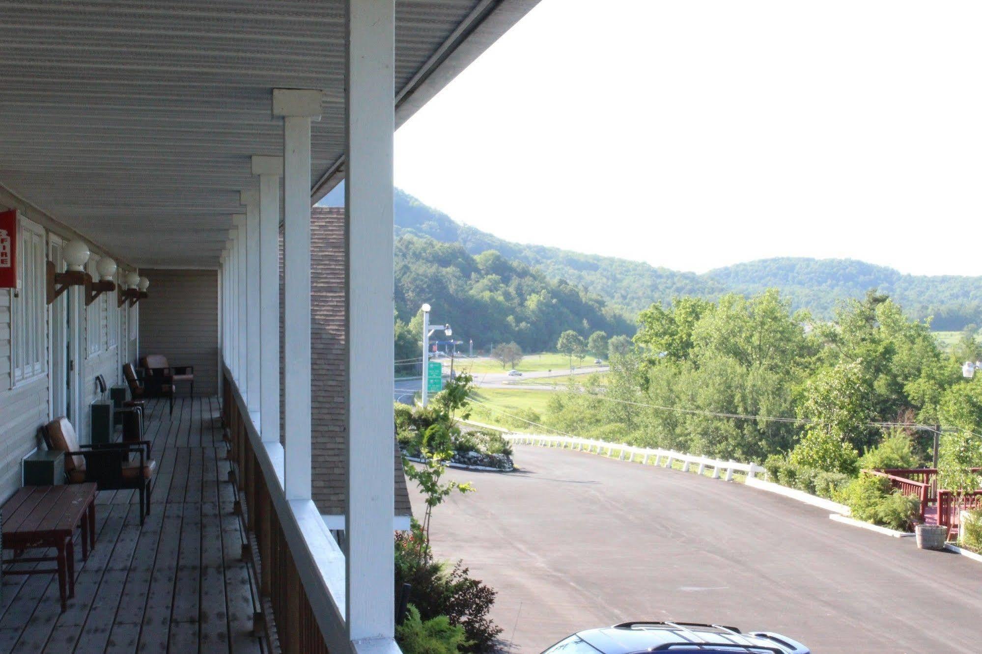 Berkshire Travel Lodge Canaan Exterior photo